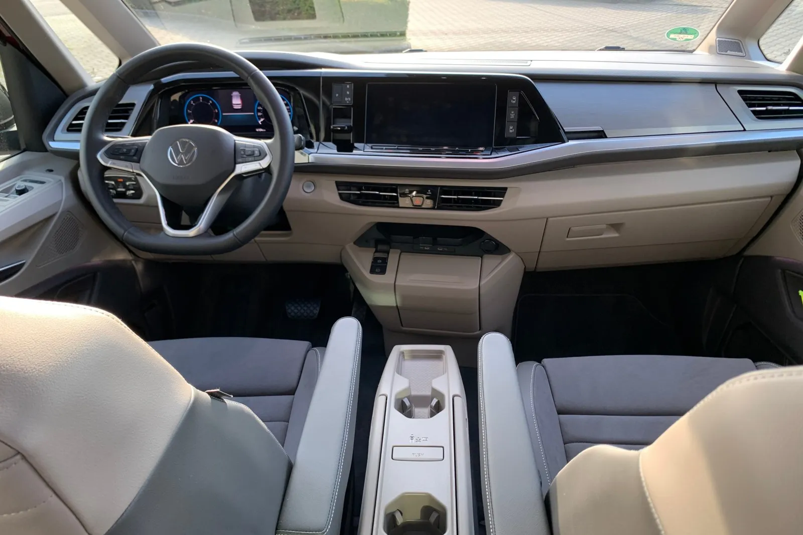 Der VW Multivan T7 hat den Charakter eines Pkws, besonders was das Umfeld der Passagiere und da vor allem das Cockpit betrifft. Einen sperrigen Schalt- beziehungsweise Fahrstufen-Wählhebel braucht es nicht mehr, das serienmäßige DSG-Doppelkupplungsgetriebe wird über einen kleinen Shifter angesteuert, der aufrecht und gut erreichbar am Armaturenträger sitzt. Dadurch fällt auch die Mittelkonsole weg, es herrscht somit luftige Barrierefreiheit zwischen den Vordersitzen.