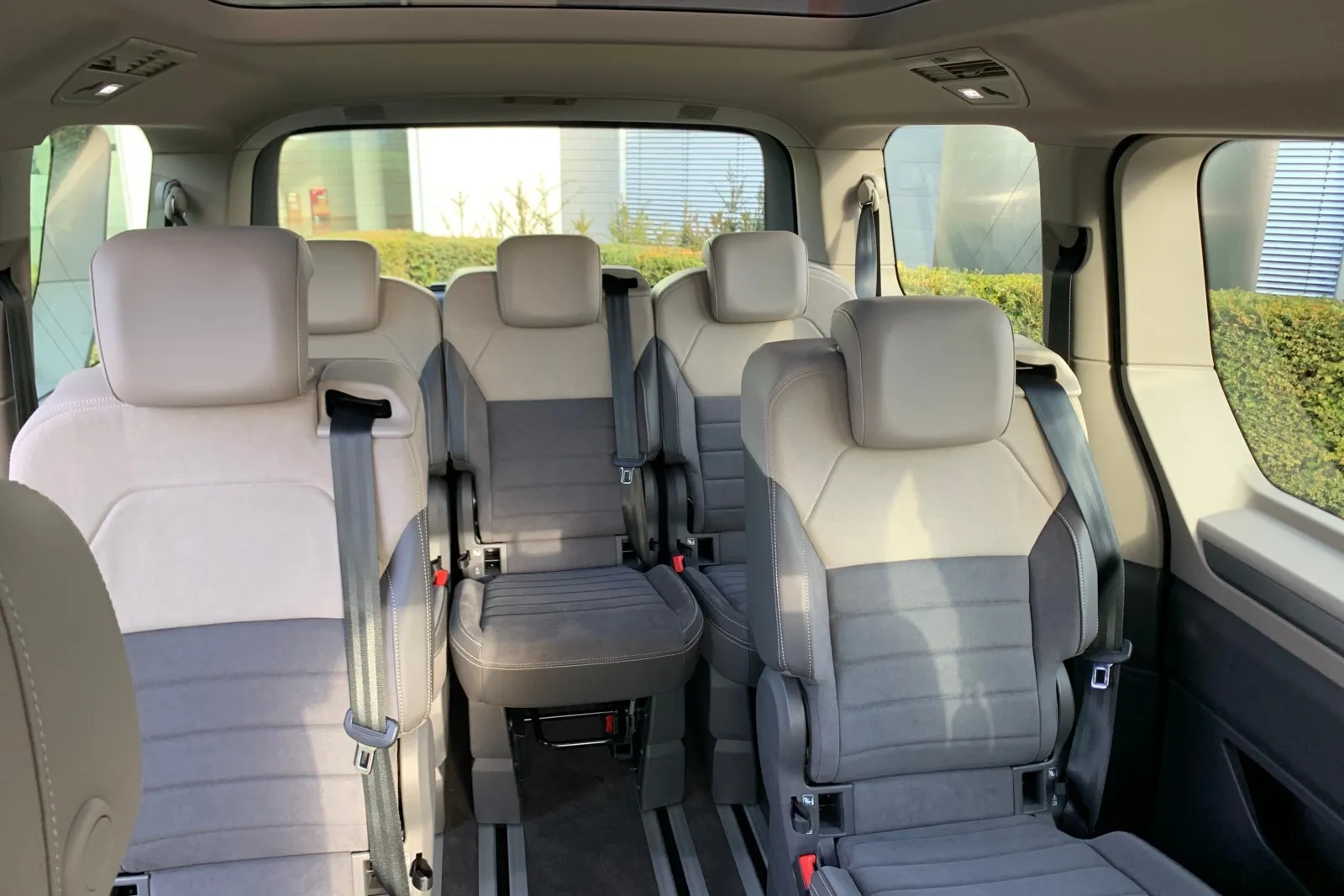 Ab der zweiten Ausstattungsstufe Life, des VW Multivan T7 gibt es serienmäßig sieben Einzelsitze.