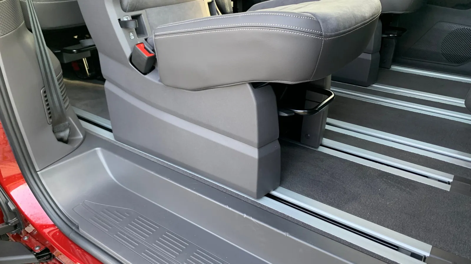 Das bekannte Schienensystem hat VW im Multivan T7 nun bestromt, damit lassen sich alle Fond-Einzelsitze beheizen.