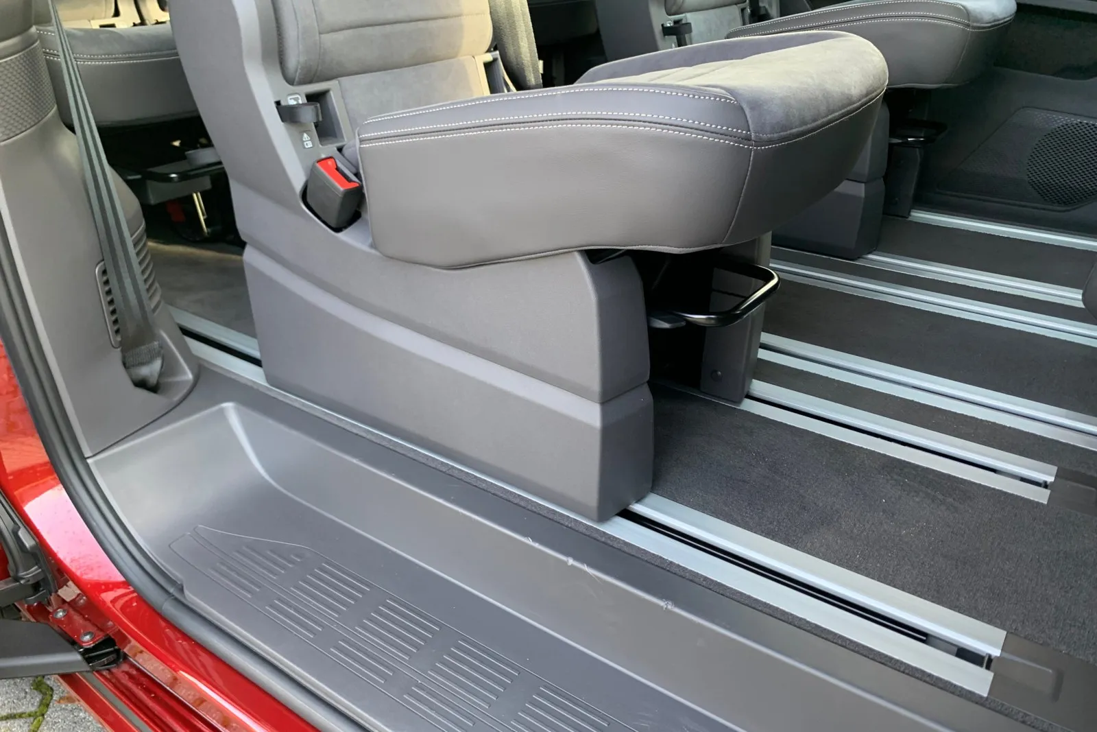 Das bekannte Schienensystem hat VW im Multivan T7 nun bestromt, damit lassen sich alle Fond-Einzelsitze beheizen.