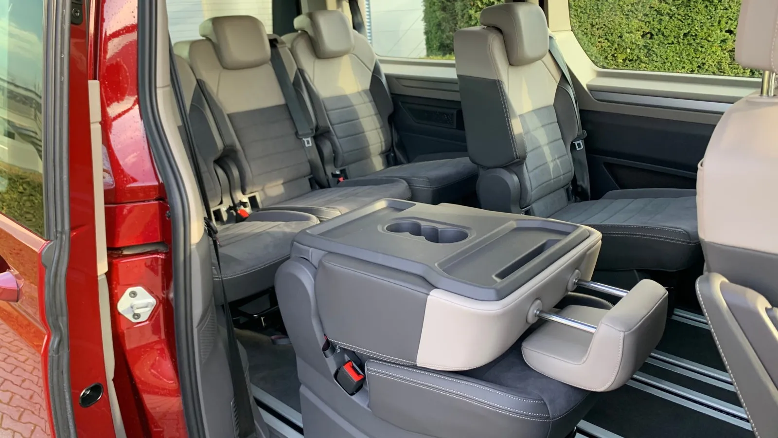 Was den VW T7 zum Multivan macht, ist seine Flexibilität in der Gestaltung und Nutzung des Innenraums. Und das gelingt im wahrsten Sinne des Wortes im T7 leichter. Denn die einzelnen Sessel wiegen nun 23 Kilogramm und sind damit sechs Kilo leichter geworden.