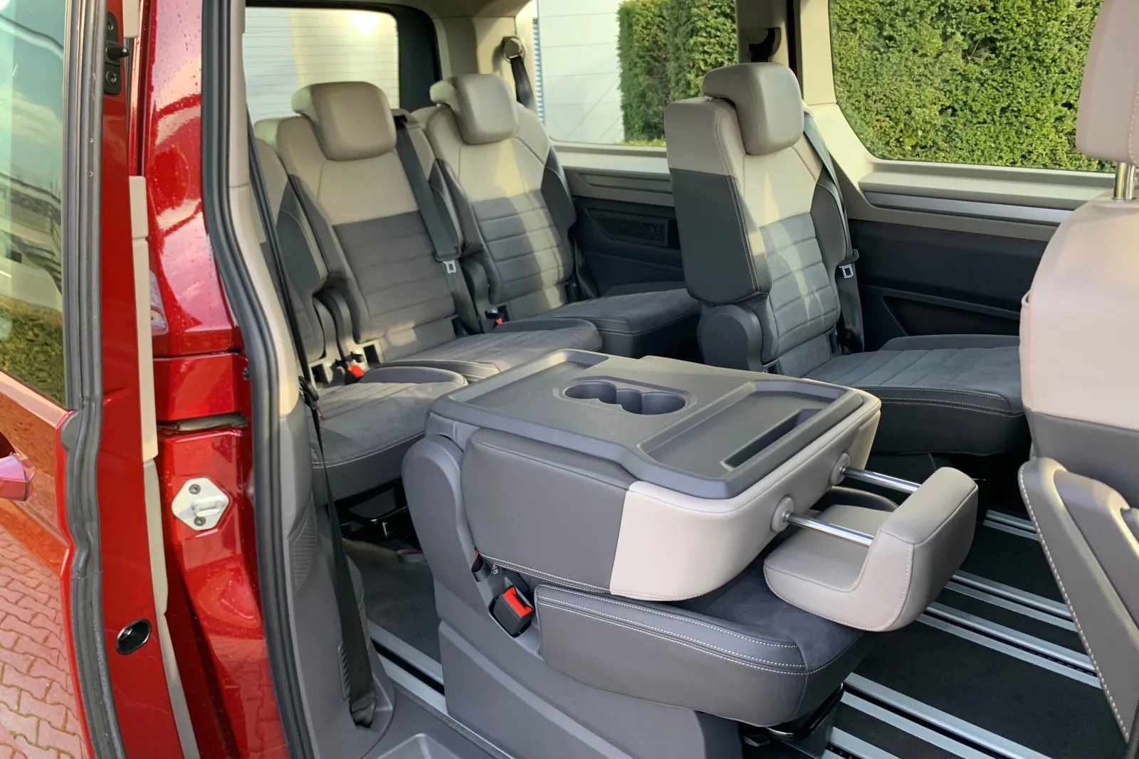 Was den VW T7 zum Multivan macht, ist seine Flexibilität in der Gestaltung und Nutzung des Innenraums. Und das gelingt im wahrsten Sinne des Wortes im T7 leichter. Denn die einzelnen Sessel wiegen nun 23 Kilogramm und sind damit sechs Kilo leichter geworden.