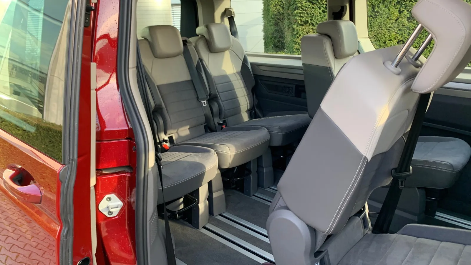 Drehbar sind die Sitze im VW Multivan T7 allerdings nicht, zumindest sehen zwei optionale Sitzpakete eine Installation der Plätze in zweiter Reihe entgegen der Fahrtrichtung vor.