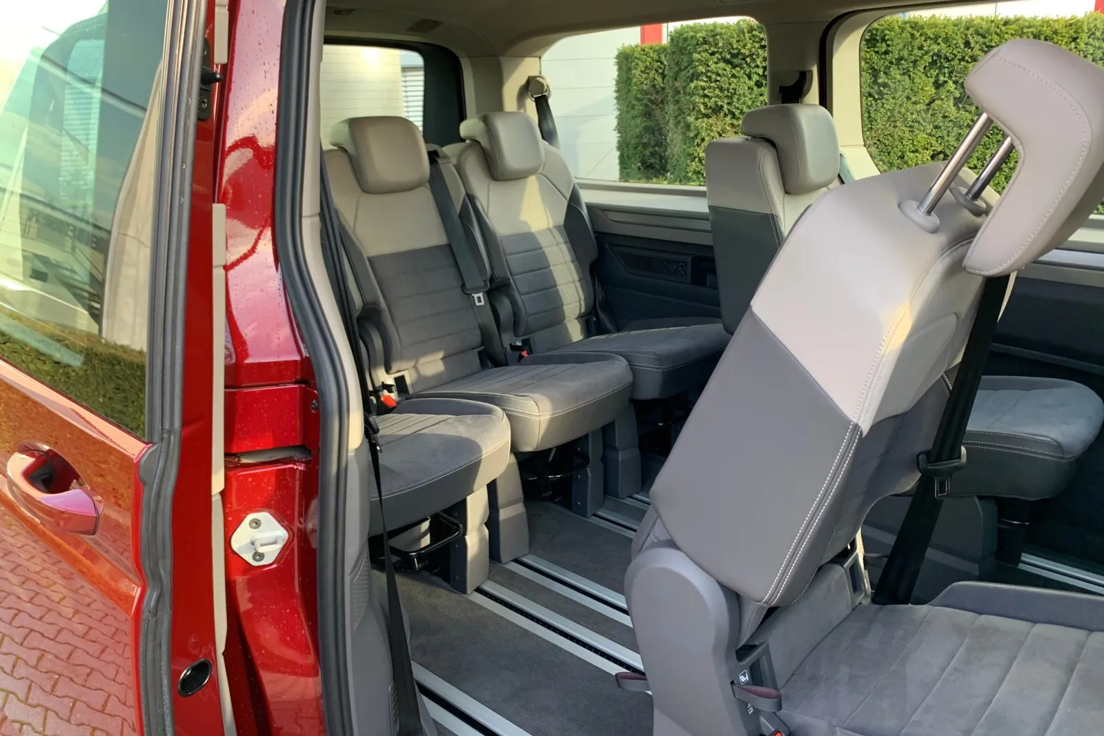 Drehbar sind die Sitze im VW Multivan T7 allerdings nicht, zumindest sehen zwei optionale Sitzpakete eine Installation der Plätze in zweiter Reihe entgegen der Fahrtrichtung vor.