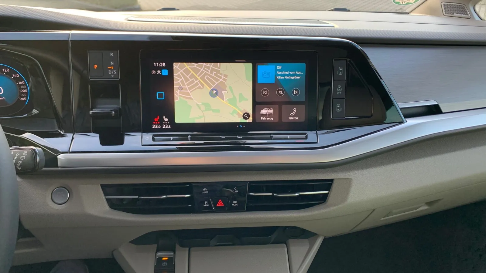 Das Infotainment-Display ist groß und gut ablesbar im VW Multivan T7. Auf mechanische Schalter verzichtet VW auch im Multivan.