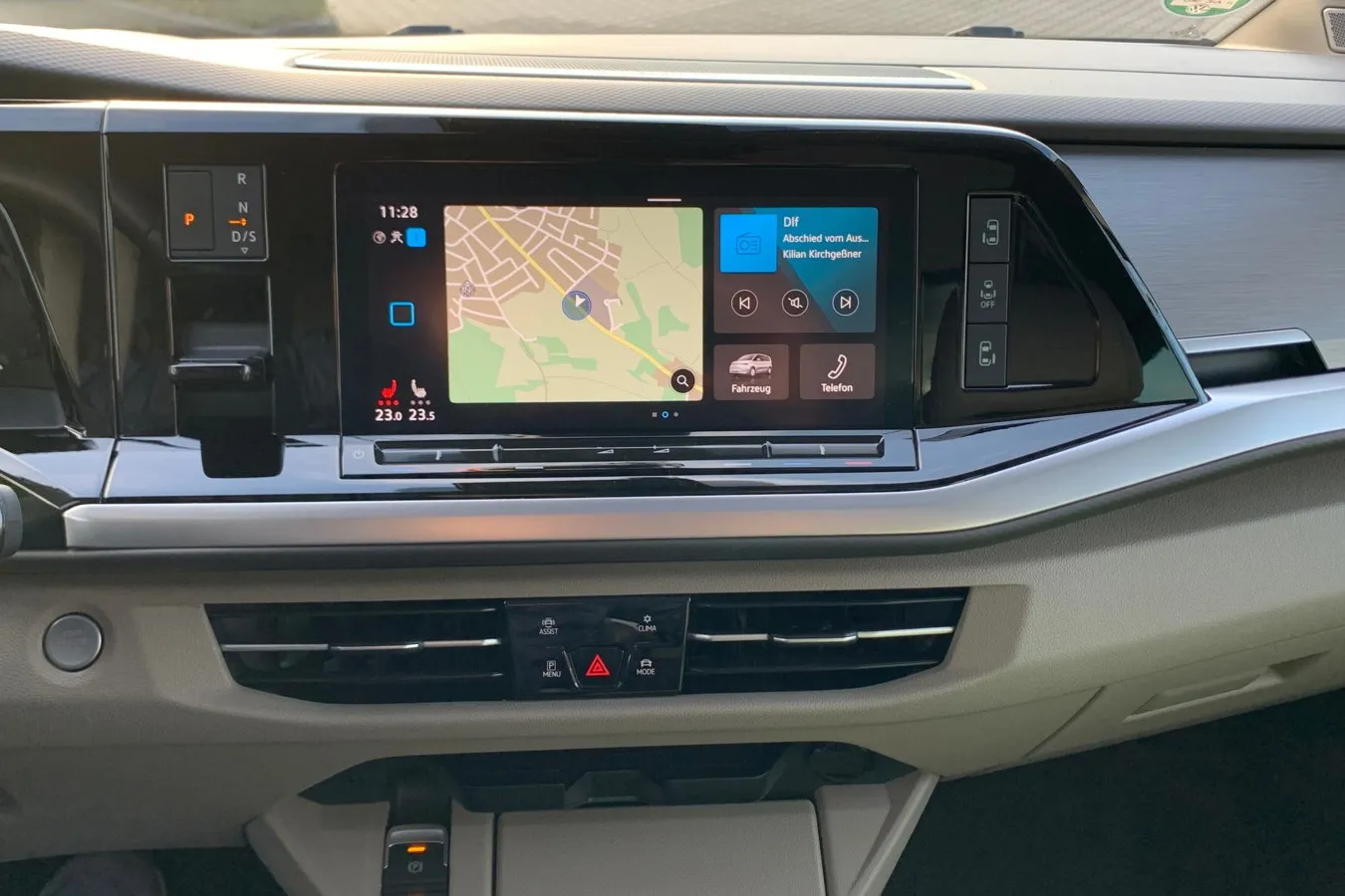 Das Infotainment-Display ist groß und gut ablesbar im VW Multivan T7. Auf mechanische Schalter verzichtet VW auch im Multivan.