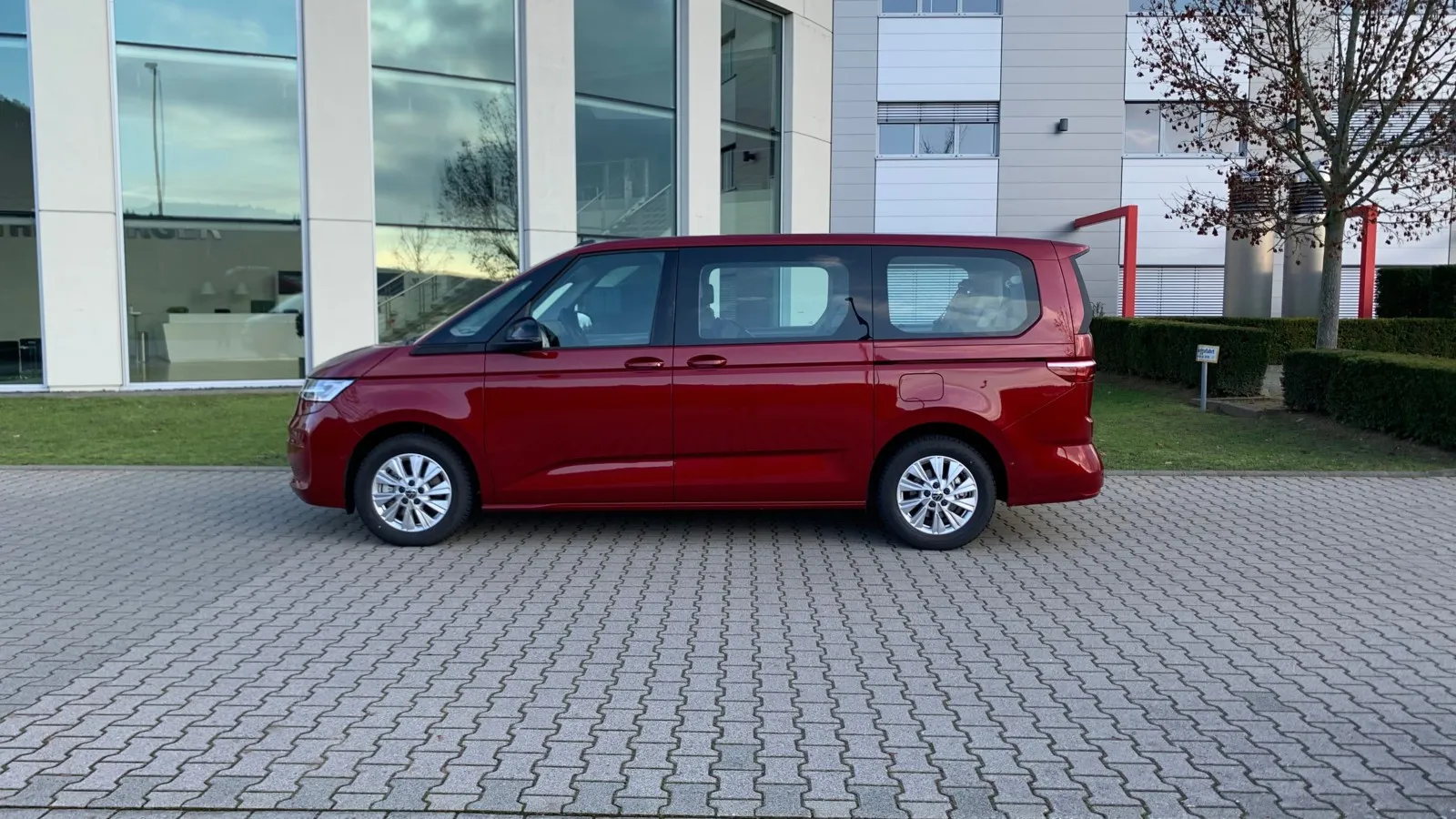 Der VW T7 Multivan ist 1,91 Meter hoch und kratzt damit an der zwei Meter Marke mancher Parkhäuser oder Tiefgaragen. Die Variante mit langem Überhang des T7 bringt es auf 5,18 Meter bei identischem Radstand.