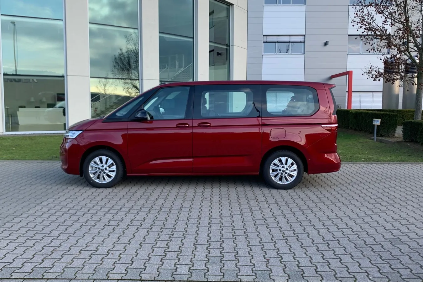 Der VW T7 Multivan ist 1,91 Meter hoch und kratzt damit an der zwei Meter Marke mancher Parkhäuser oder Tiefgaragen. Die Variante mit langem Überhang des T7 bringt es auf 5,18 Meter bei identischem Radstand.