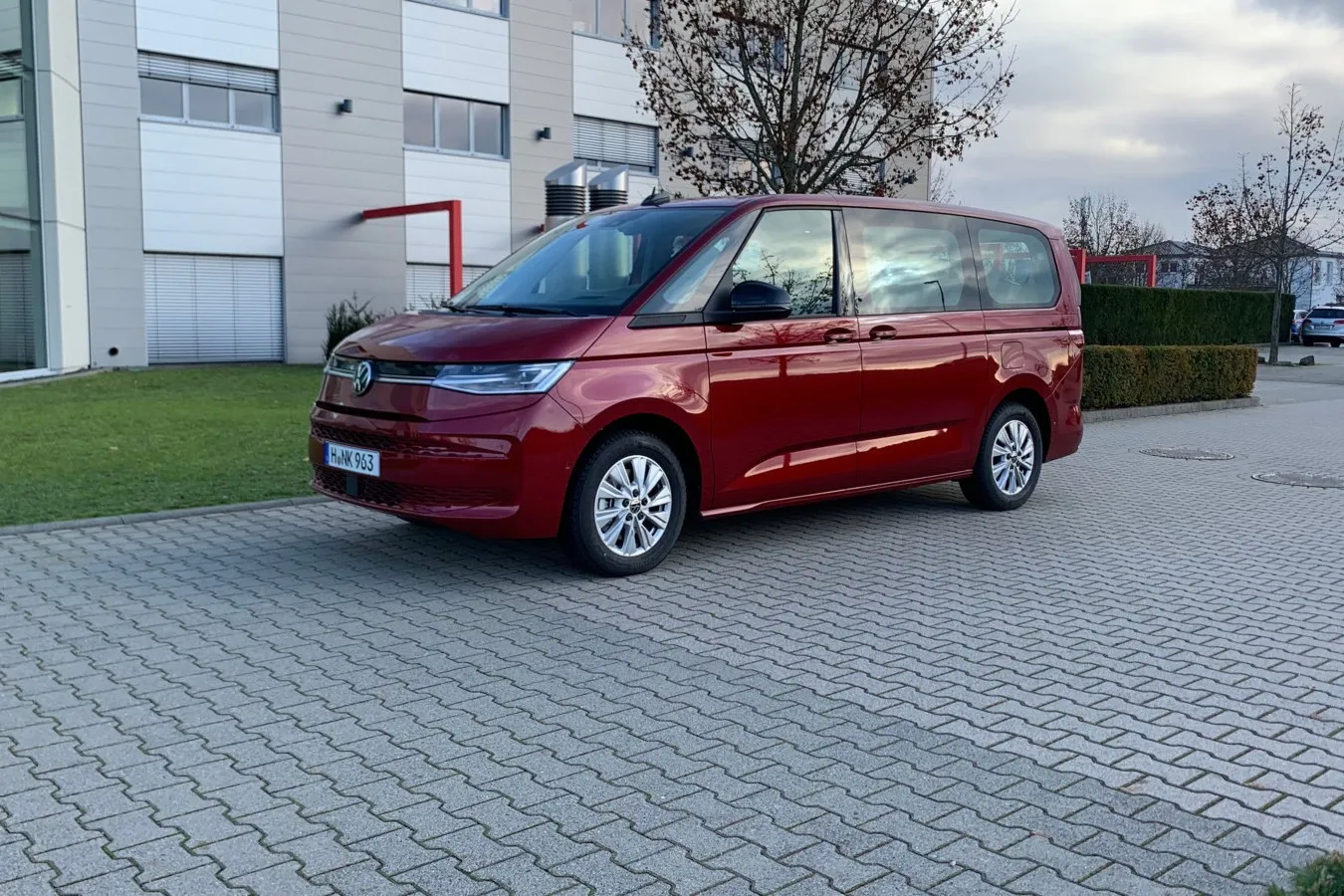 Wir fuhren den W Multivan T7 mit Zweiliter-Vierzylinder-Diesel (150 PS) und langem Überhang.