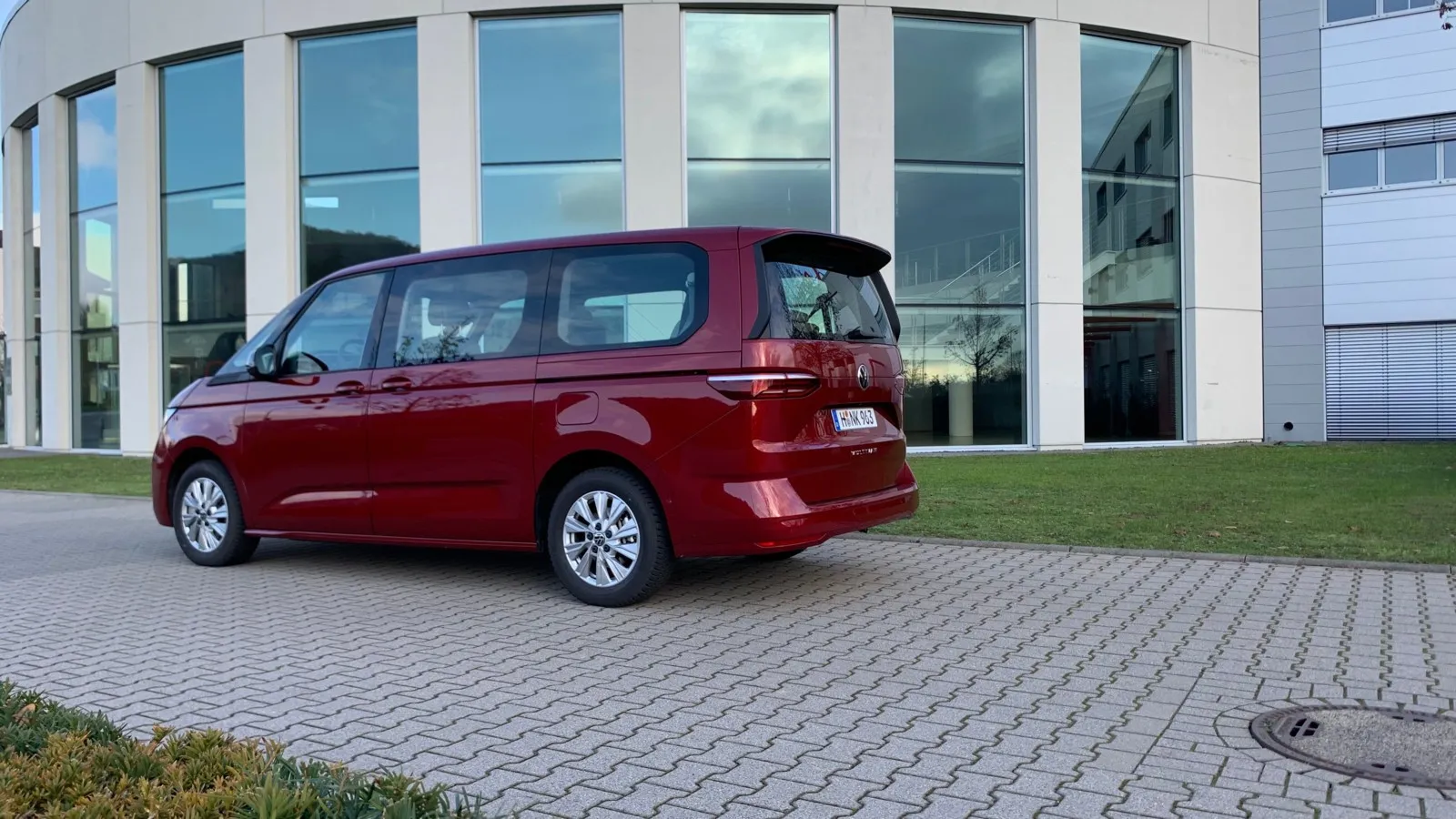 Insgesamt wirkt die Karosserie des VW Multivan T7 stromlinienförmiger, was sich auch am Dachspoiler am Heck zeigt. Dabei steckt hinter der klassischen Form ein komplett neues Fahrzeug, das auf dem Modularen Querbaukasten (MQB) steht.