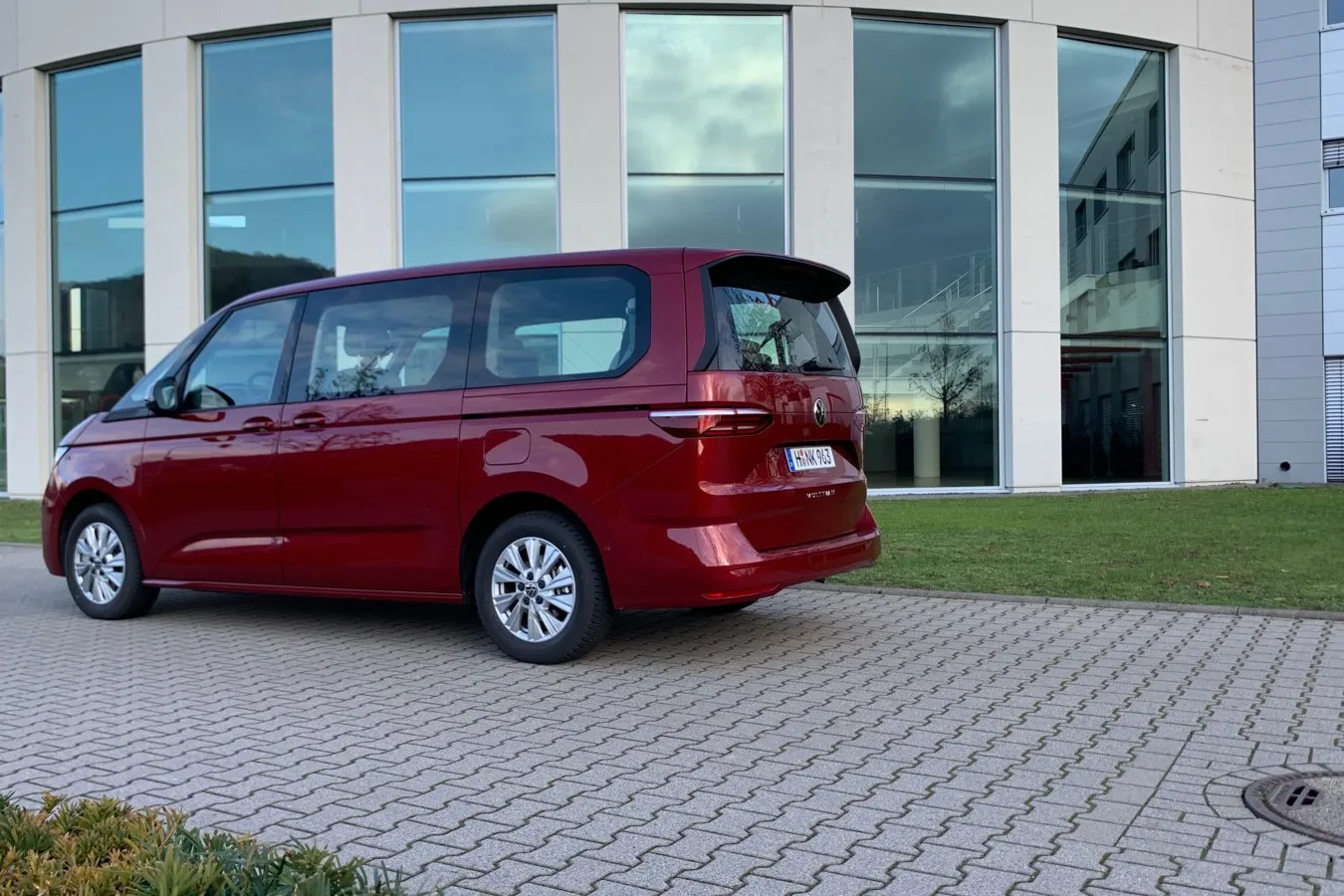 Insgesamt wirkt die Karosserie des VW Multivan T7 stromlinienförmiger, was sich auch am Dachspoiler am Heck zeigt. Dabei steckt hinter der klassischen Form ein komplett neues Fahrzeug, das auf dem Modularen Querbaukasten (MQB) steht.