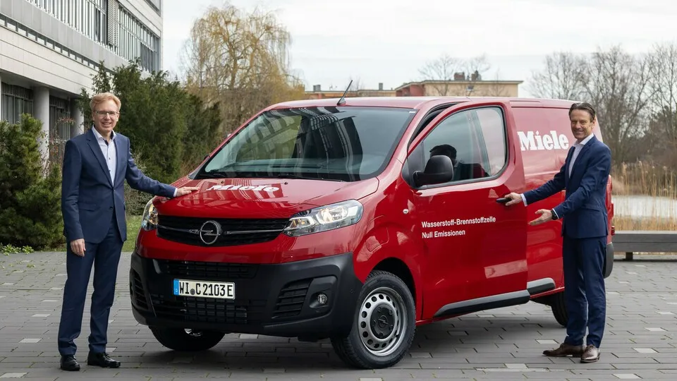 Hans Krug, Senior Vice President Procurement bei Miele (l.) und Opel-CEO Uwe Hochgeschurtz (r.) mit dem Opel Vivaro-e Hydrogen am Opel-Stammsitz in Rüsselsheim. (von links)
