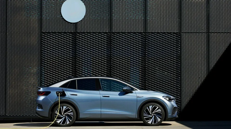 Die Attraktivität von E-Autos ist abhängig von der Einfachheit der Nutzung, wie eine Mobilitätsstudie des TÜV offenbart. Hohe Kosten, eine dünne Ladeinfrastruktur und die umstrittene Umweltfreundlichkeit lassen die Bereitschaft zum Umstieg stagnieren.