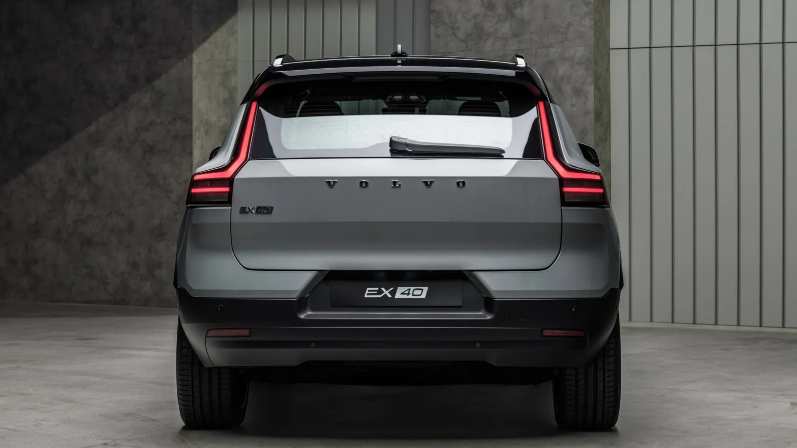 Beim Volvo EX40 und auch CX40 ist das Heck neu gestaltet. Vor allem die neu gezeichneten Rückleuchten fallen auf.