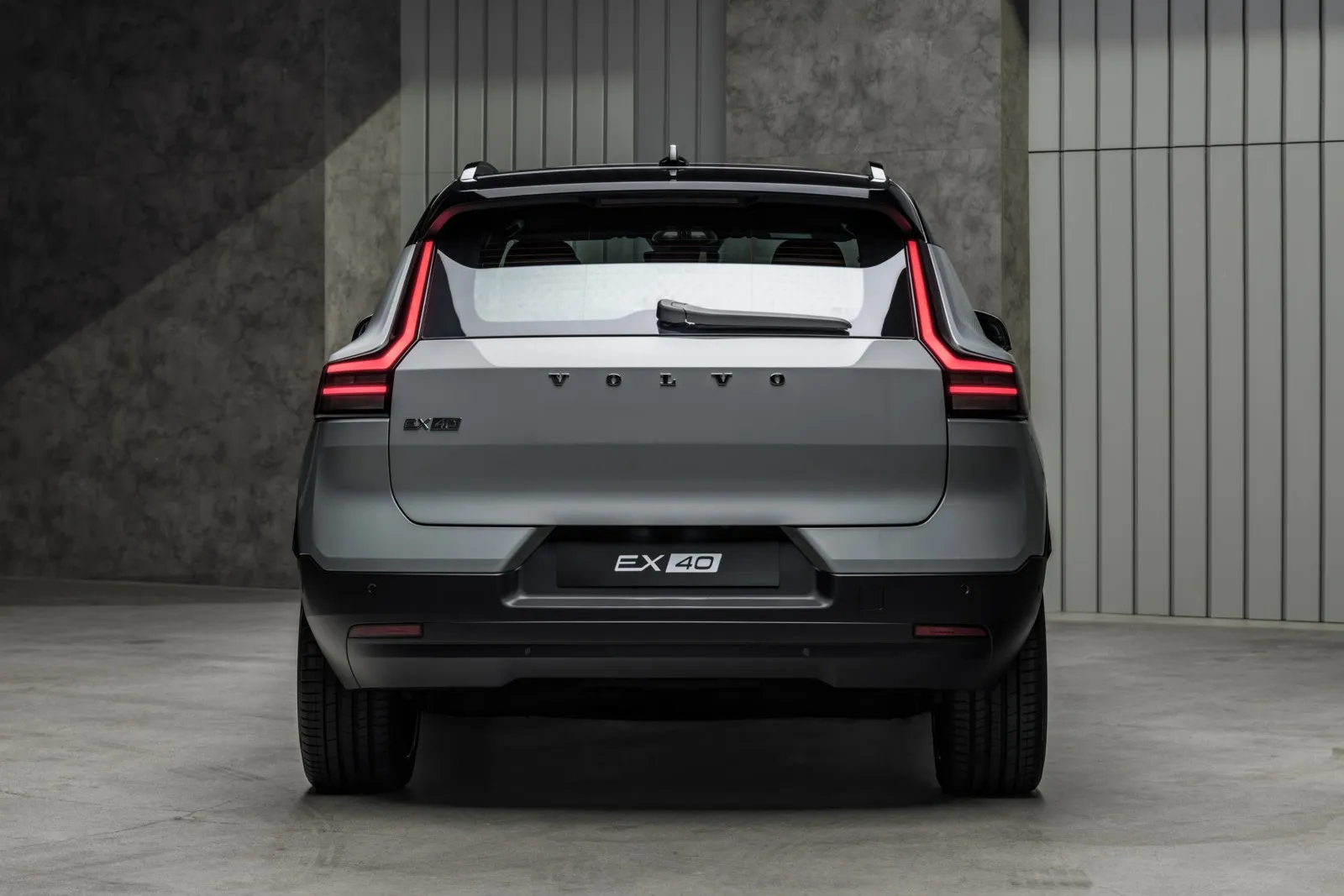 Beim Volvo EX40 und auch CX40 ist das Heck neu gestaltet. Vor allem die neu gezeichneten Rückleuchten fallen auf.