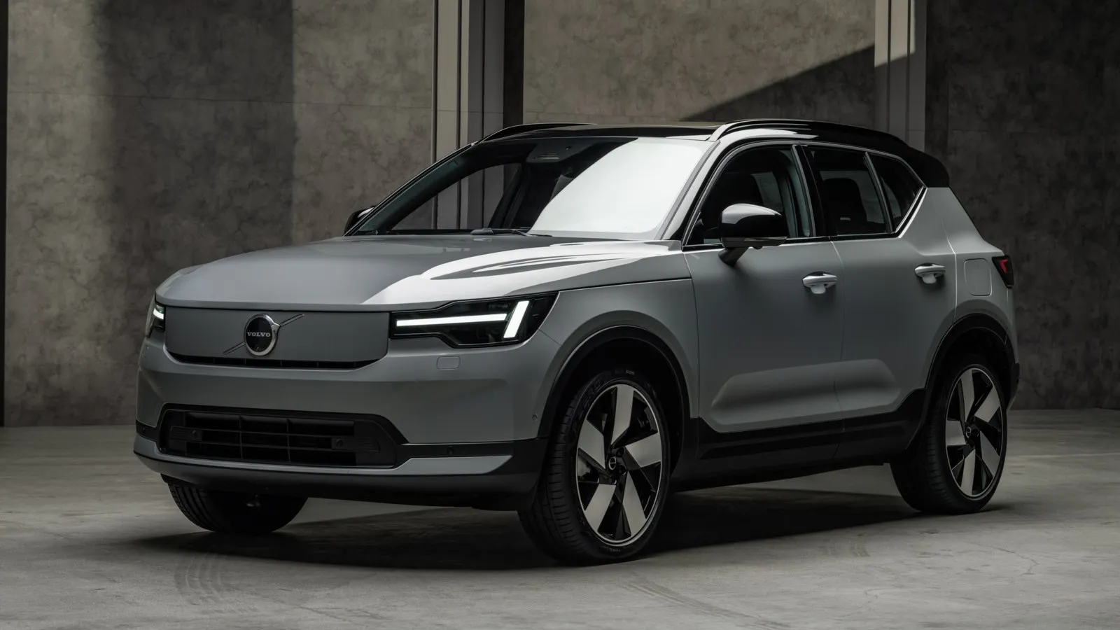 Beim Volvo XC40 zeigen sich die LED-Matrix-Scheinwerfer mit einer feineren „Thors Hammer“-Lichtgrafik.