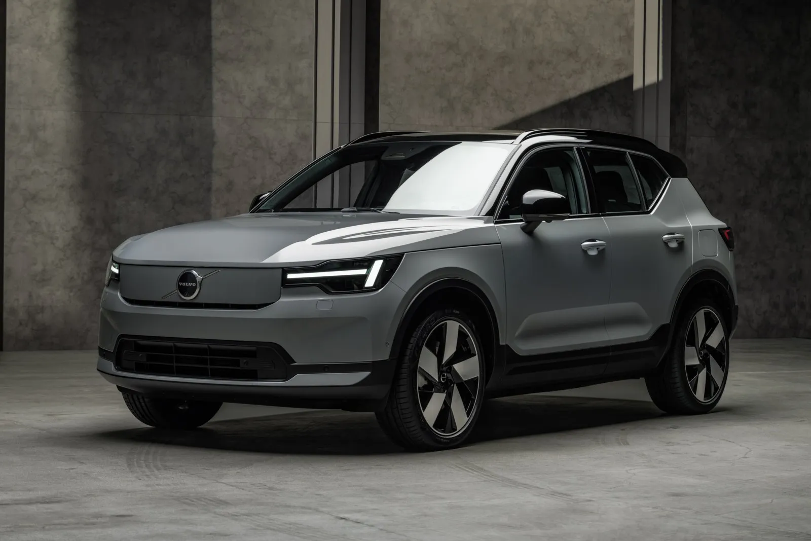Beim Volvo XC40 zeigen sich die LED-Matrix-Scheinwerfer mit einer feineren „Thors Hammer“-Lichtgrafik.