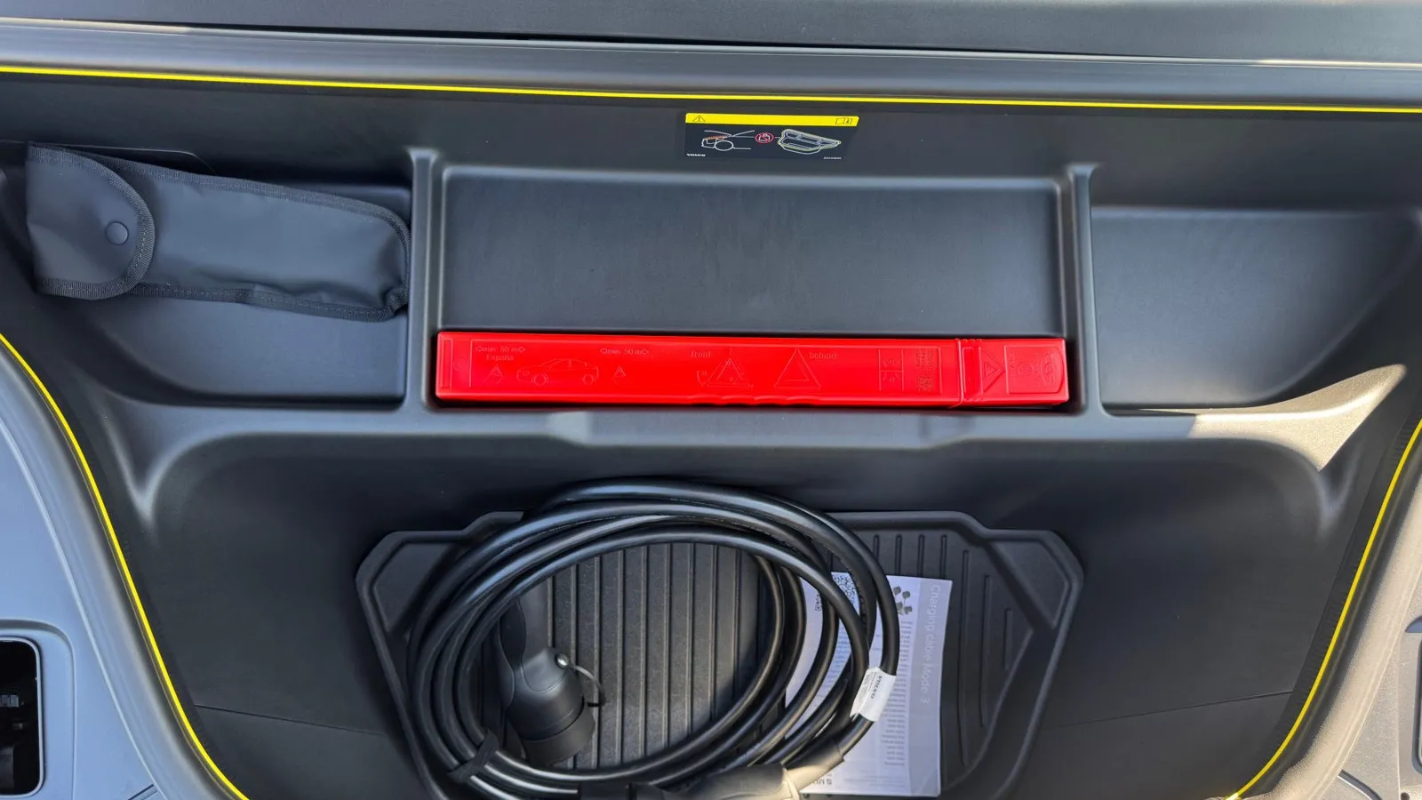 Unter der Fronthaube bietet der Volvo EX60 zusätzlichen Stauraum mit 58 Litern Volumen.