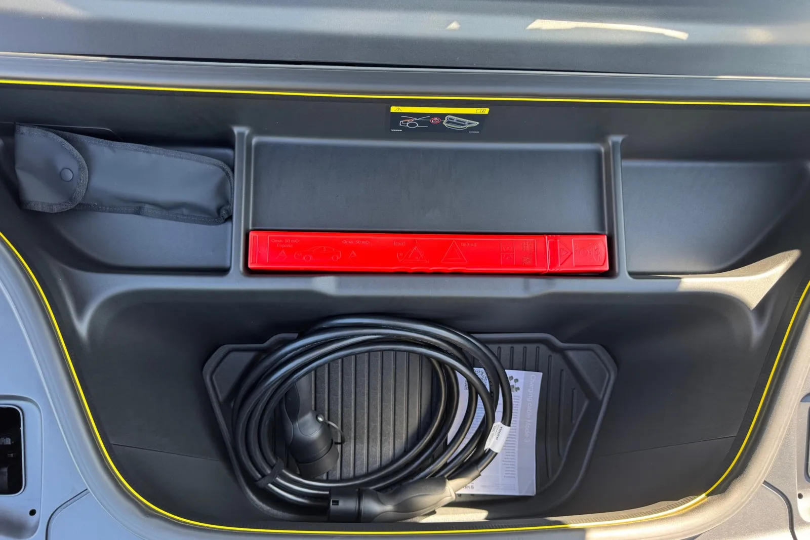Unter der Fronthaube bietet der Volvo EX60 zusätzlichen Stauraum mit 58 Litern Volumen.