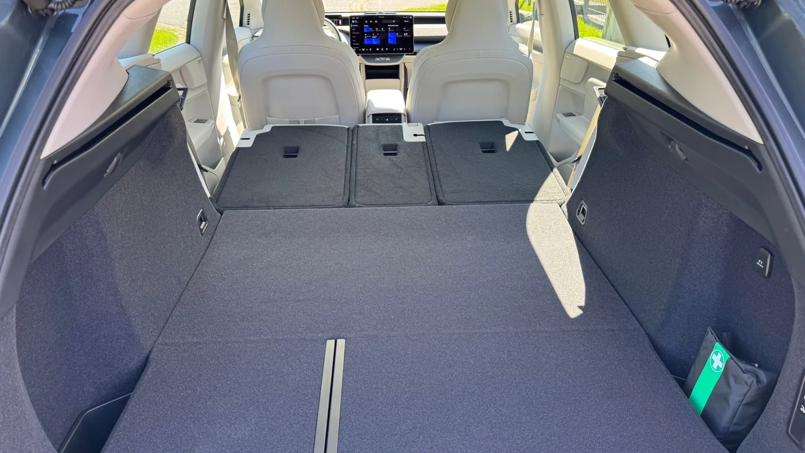Mit umgeklappten Rücksitzlehnen wächst der Kofferraum des Volvo EX60 auf bis zu 1.647 Liter und bietet eine ebene Ladefläche.