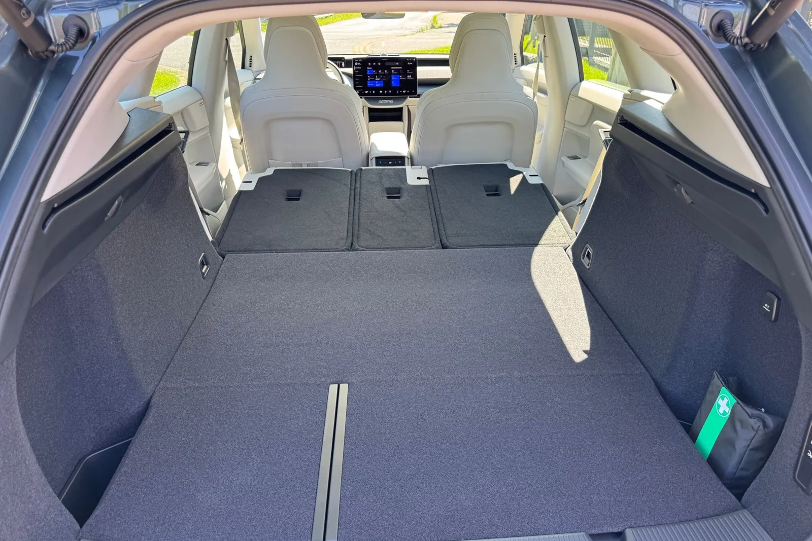Mit umgeklappten Rücksitzlehnen wächst der Kofferraum des Volvo EX60 auf bis zu 1.647 Liter und bietet eine ebene Ladefläche.