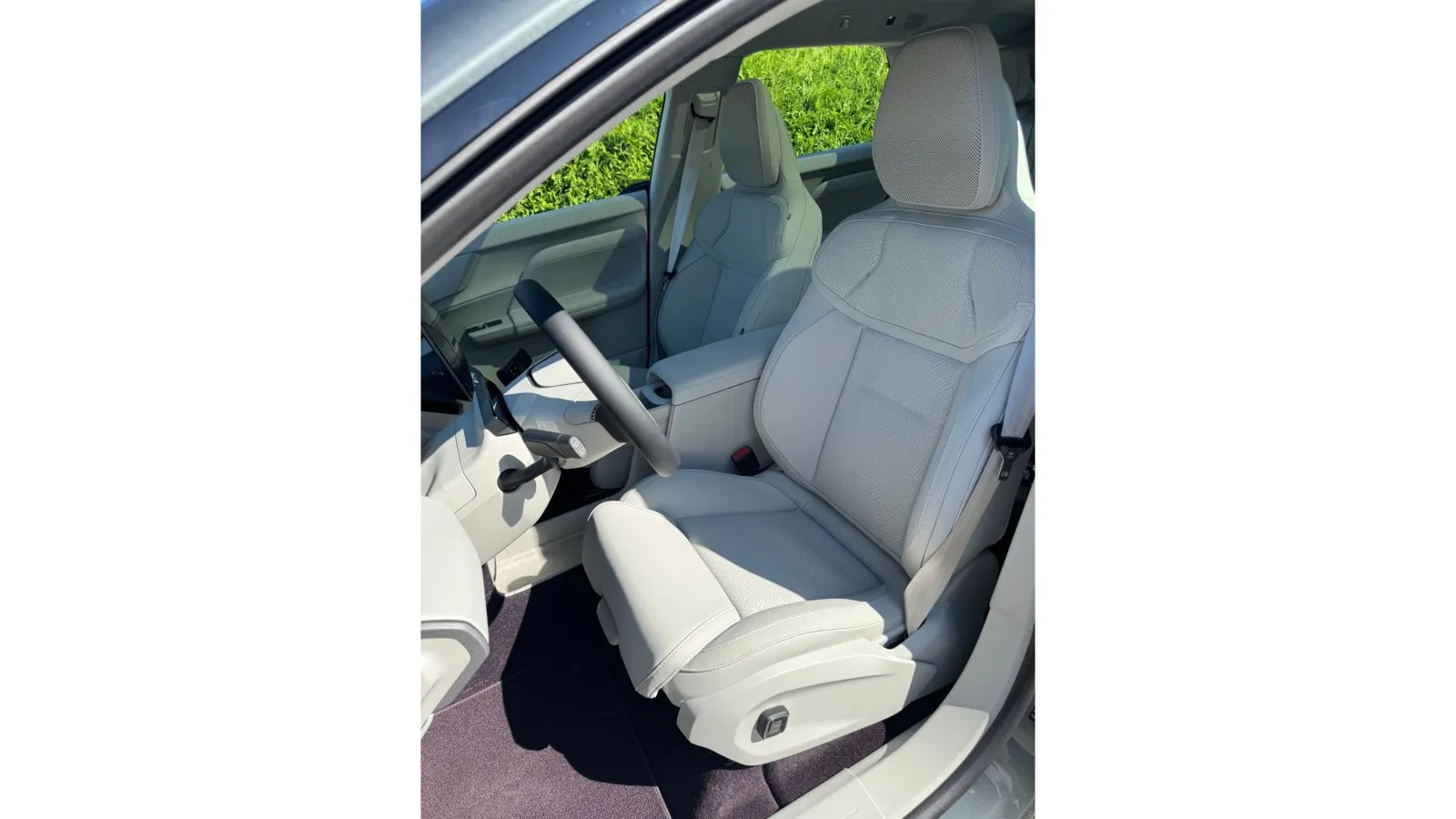 Volvo EX60: Die vorderen Sitze sind straff gepolstert und elektrisch verstellbar.