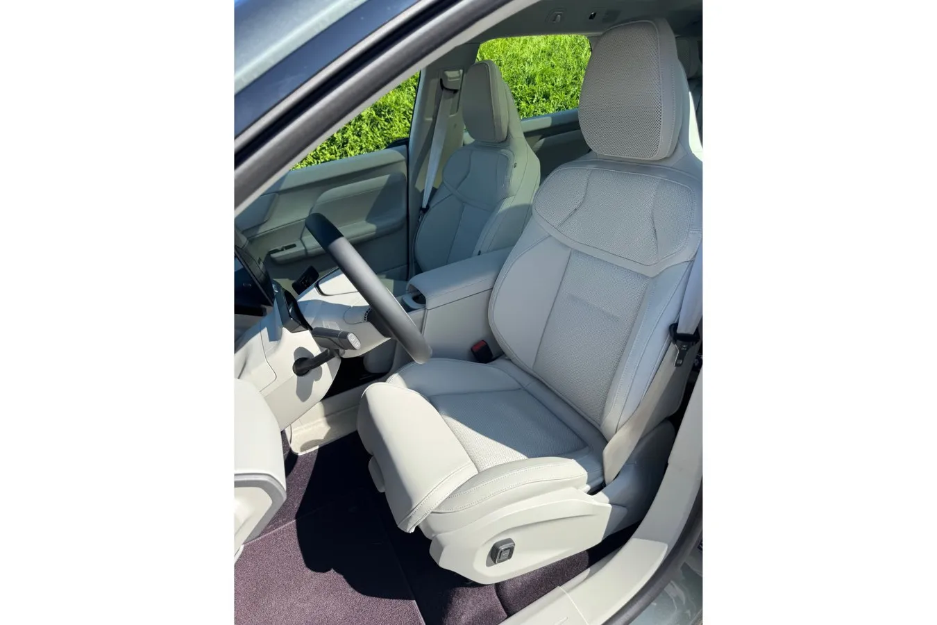 Volvo EX60: Die vorderen Sitze sind straff gepolstert und elektrisch verstellbar.