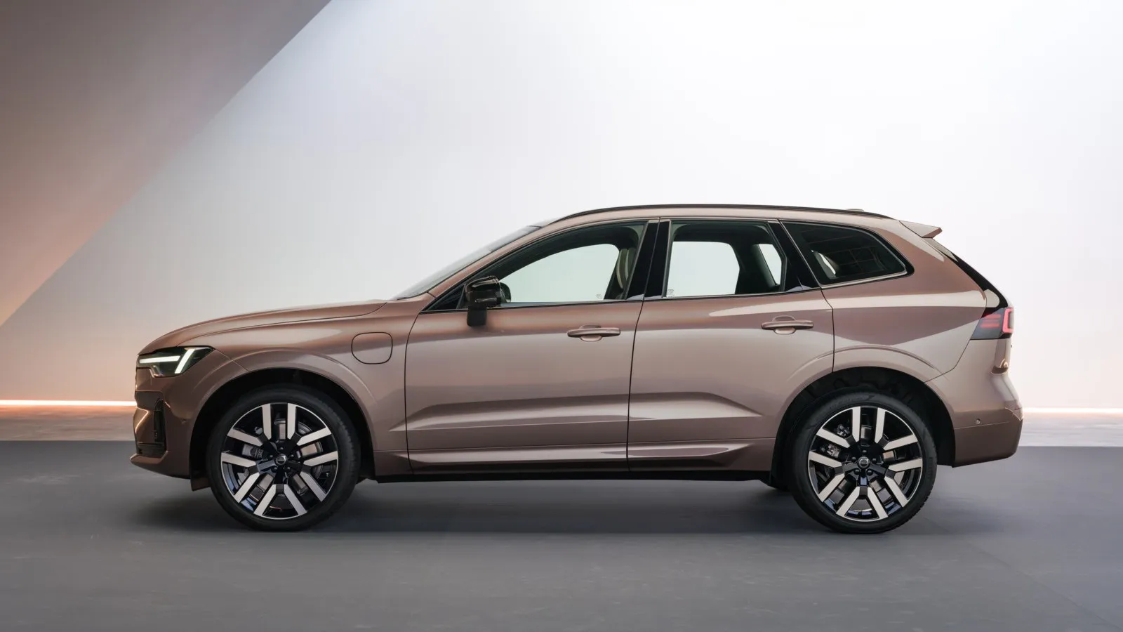 Von der Seite fallen bei dem Volvo XC60 lediglich die neuen Kotflügel auf. Türen und Fenster sind von der vorherigen Generation übernommen worden.