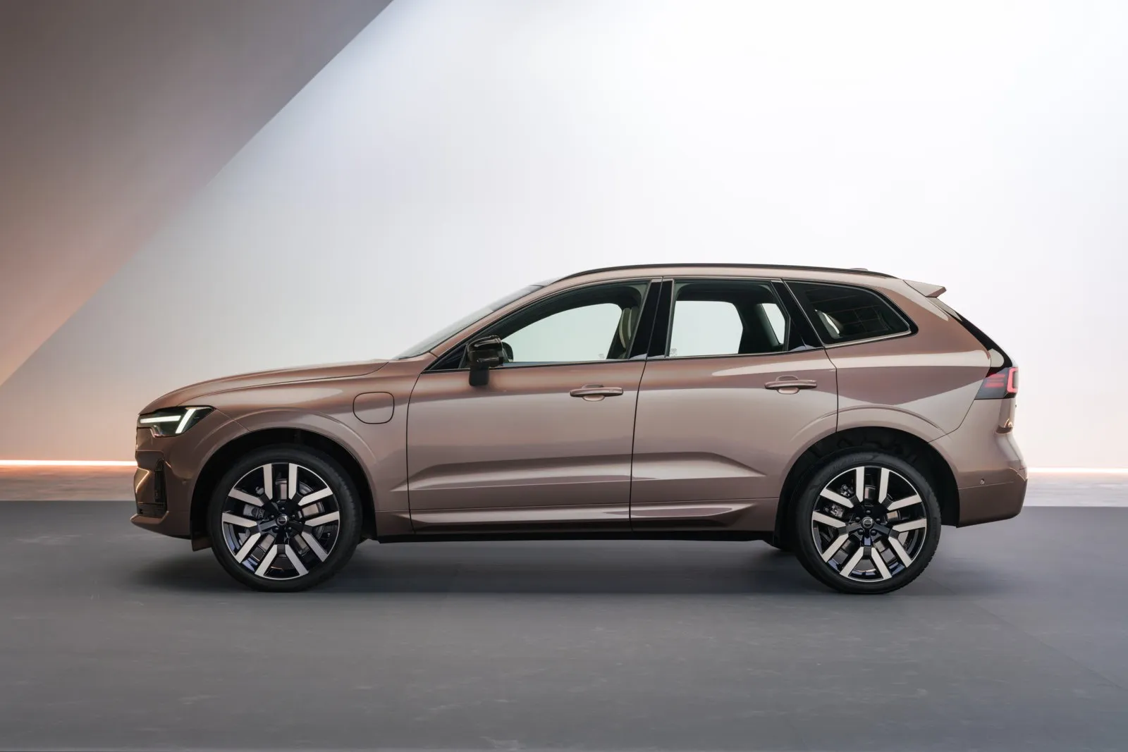 Von der Seite fallen bei dem Volvo XC60 lediglich die neuen Kotflügel auf. Türen und Fenster sind von der vorherigen Generation übernommen worden.
