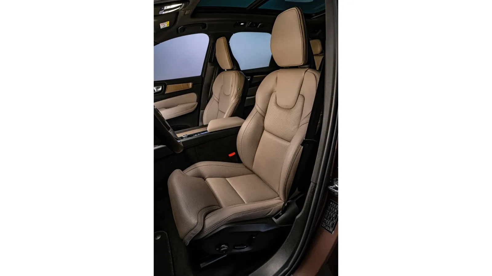 Die vorderen Sitze im Volvo XC60 haben breite Seitenwangen in allen Bereichen.