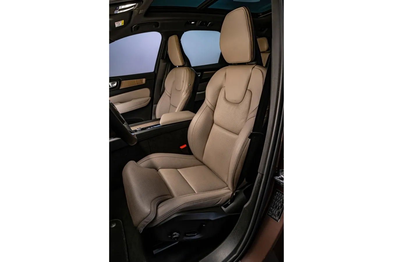 Die vorderen Sitze im Volvo XC60 haben breite Seitenwangen in allen Bereichen.