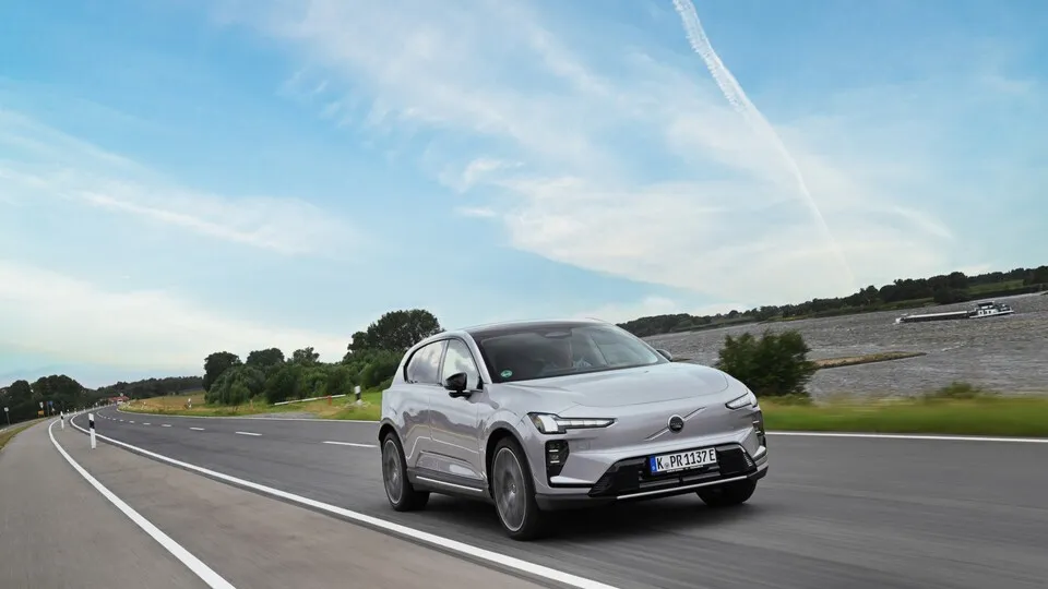 Der getestete Volvo EX60 P10 AWD leistet 375 kW (510 PS) und erreicht laut Hersteller bis zu 660 Kilometer.