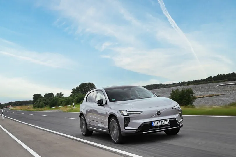Der getestete Volvo EX60 P10 AWD leistet 375 kW (510 PS) und erreicht laut Hersteller bis zu 660 Kilometer.