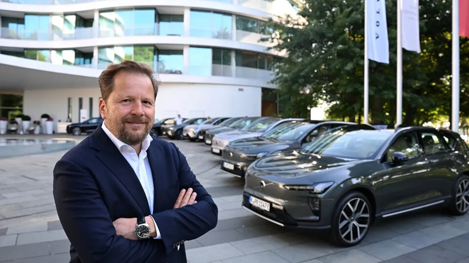 Volvo-Vertriebschef René Müller bei den Testfahrten des EX60 in Hamburg. Im Interview spricht er über die Bedeutung des Modells für das Flottengeschäft.