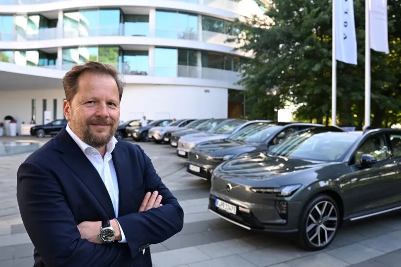 Volvo-Vertriebschef René Müller bei den Testfahrten des EX60 in Hamburg. Im Interview spricht er über die Bedeutung des Modells für das Flottengeschäft.