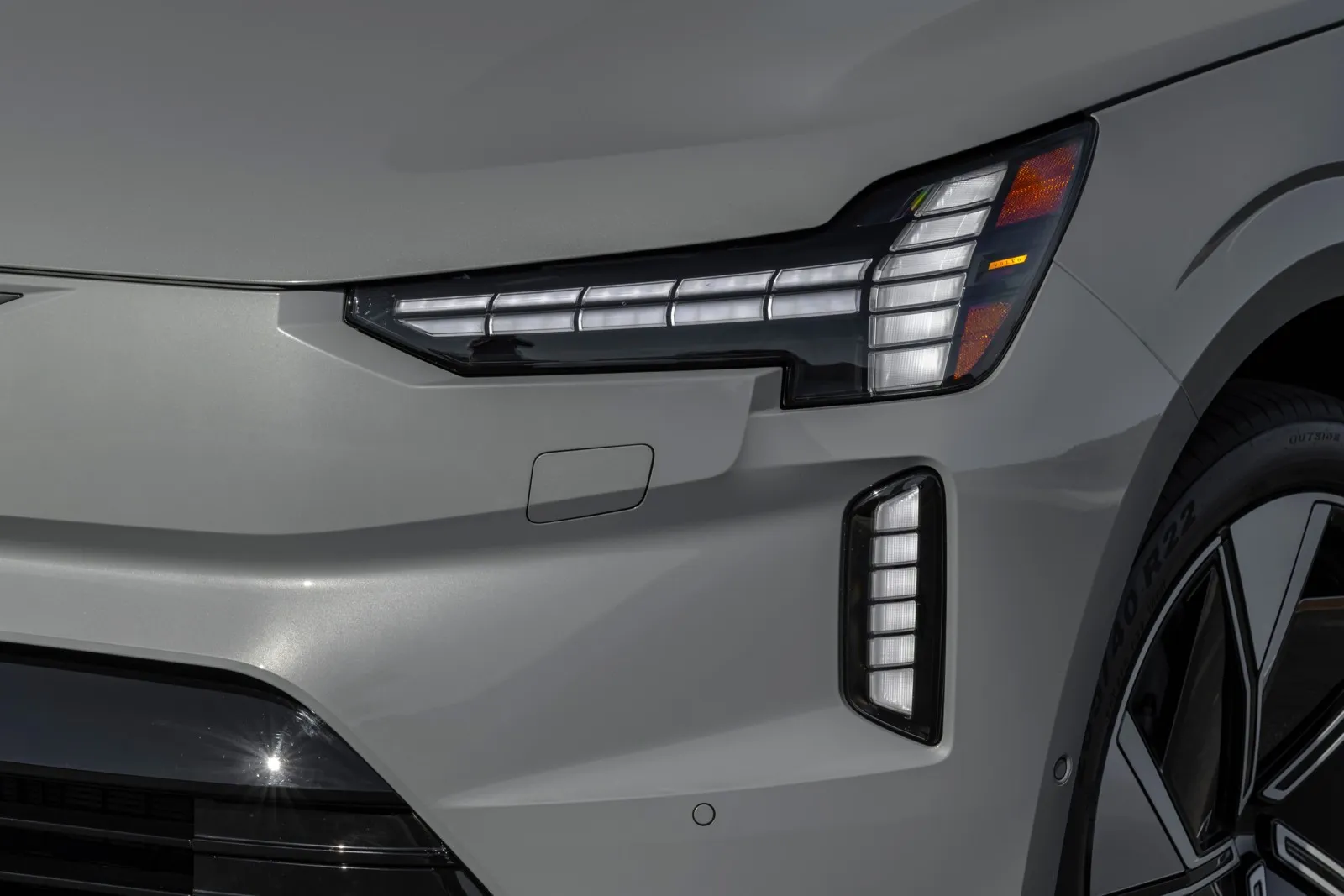 Detailaufnahme am neuen Volvo EX90.