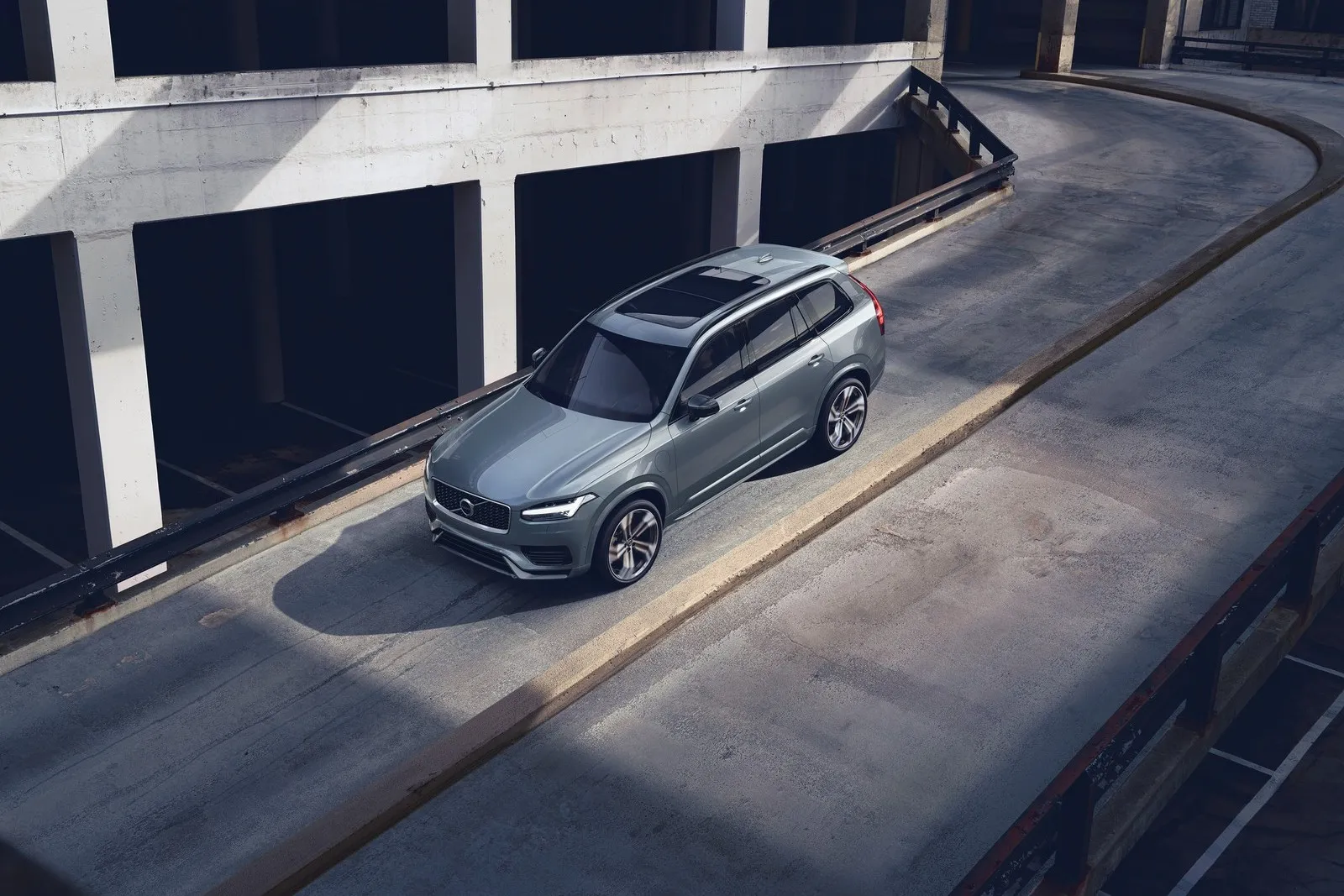 The New Volvo XC90 R-Design T8 Twin Engine in Thunder Grey