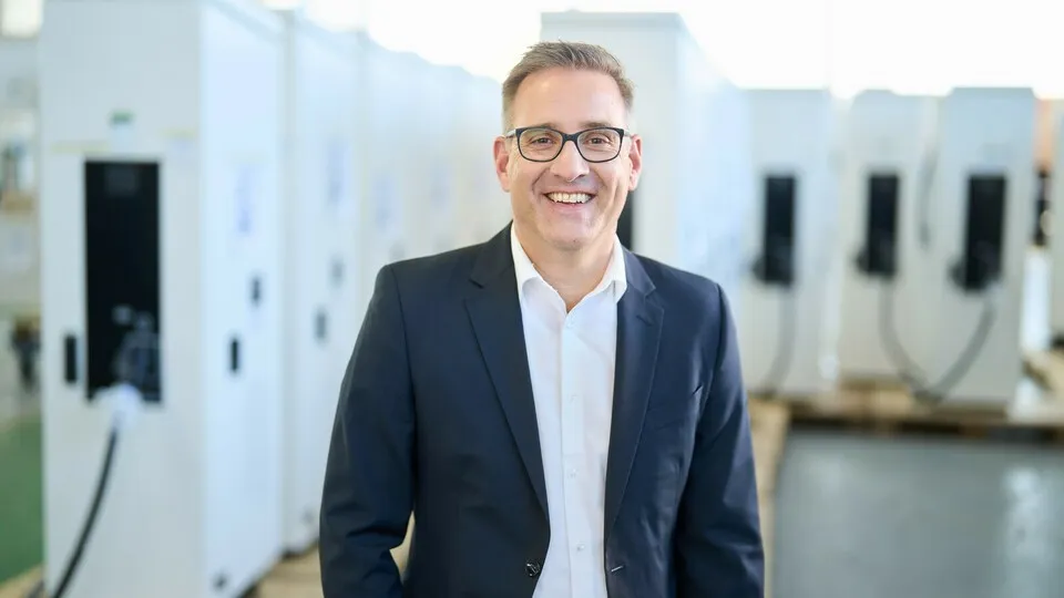 Alfred Vrieling, Vice President Sales Europe bei Compleo: „Im Grunde stehen Unternehmen heute ja gar nicht mehr vor der Entscheidung, ob sie ihre Flotte mit E-Fahrzeugen erweitern, es geht vielmehr um den Zeitpunkt.“