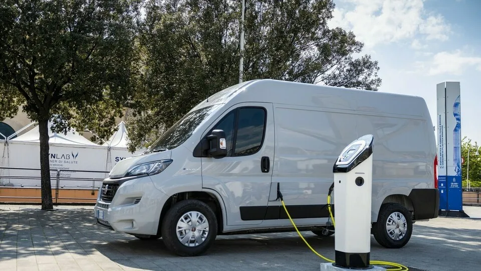 Mit Hochspannung zum Kunden: Elektrofahrzeuge können sich durch Förderung und kluges Lademanagement rentieren.