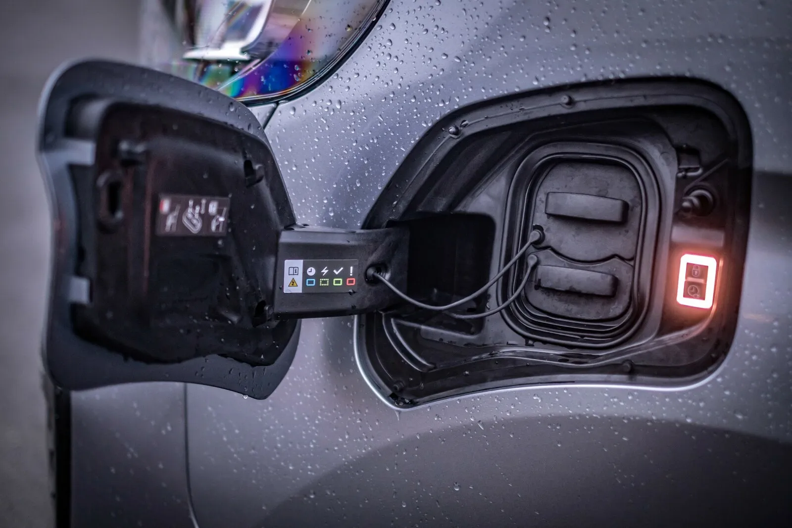 Ladehemmungen: Das „Volltanken“ dauert beim E-Auto unter besten Bedingungen etwa 45 Minuten, sonst mehrere Stunden.
