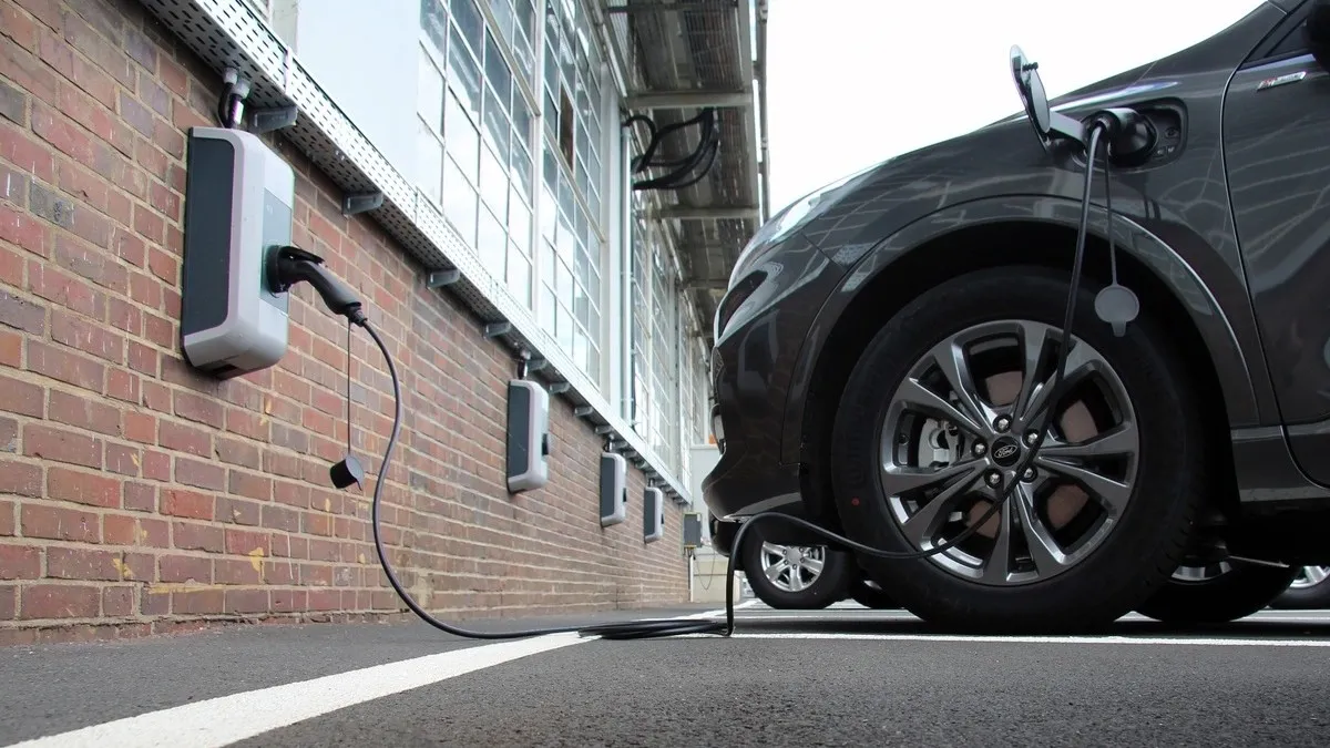 Optimale Bedingungen: Um einen E-Fuhrpark einsatzbereit zu halten, empfehlen sich Wallboxen auf dem Betriebsgelände – wie hier bei Ford in Köln.