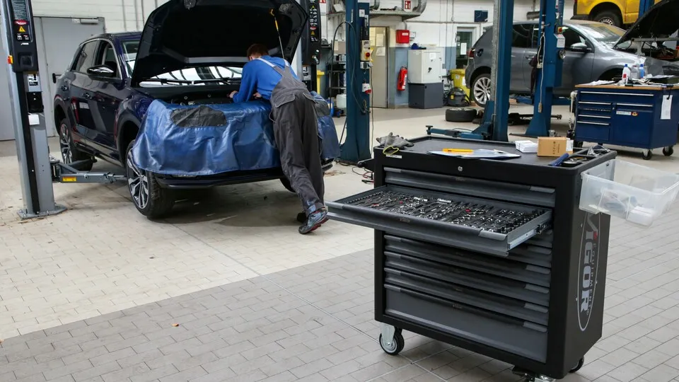 Wenn es um die Einschätzung der Kosten fÃ¼r Wartungs- und Reparaturarbeiten bei Pkw geht, haben deutsche Autofahrer eine klare Meinung. Sie gehen mehrheitlich davon aus, dass die Werkstattkosten für Elektro-Autos deutlich teurer sind als für Verbrenner