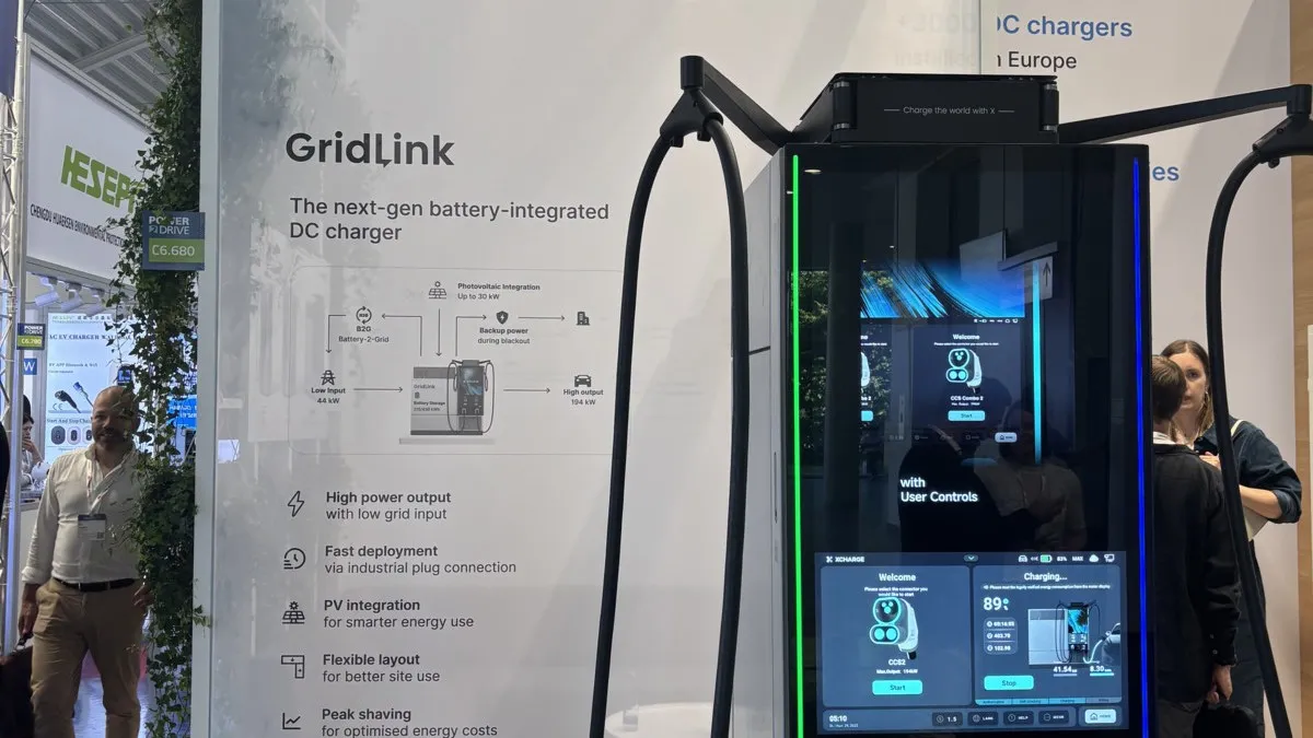 Javier Lázaro erklärt auf der Power2Drive, wie die Batteriespeicher von XCharge funktionieren und wie bedeutend diese für die nächsten Jahre sein werden.