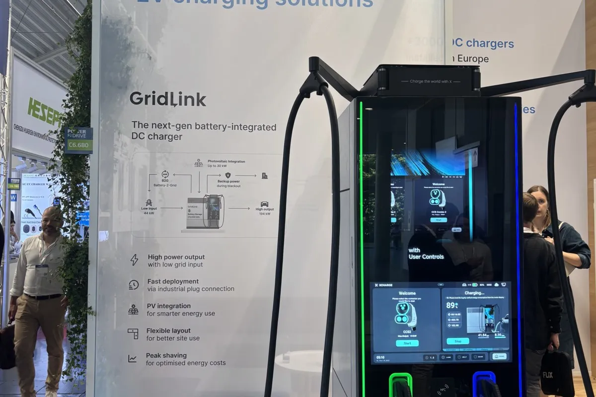 Javier Lázaro erklärt auf der Power2Drive, wie die Batteriespeicher von XCharge funktionieren und wie bedeutend diese für die nächsten Jahre sein werden.