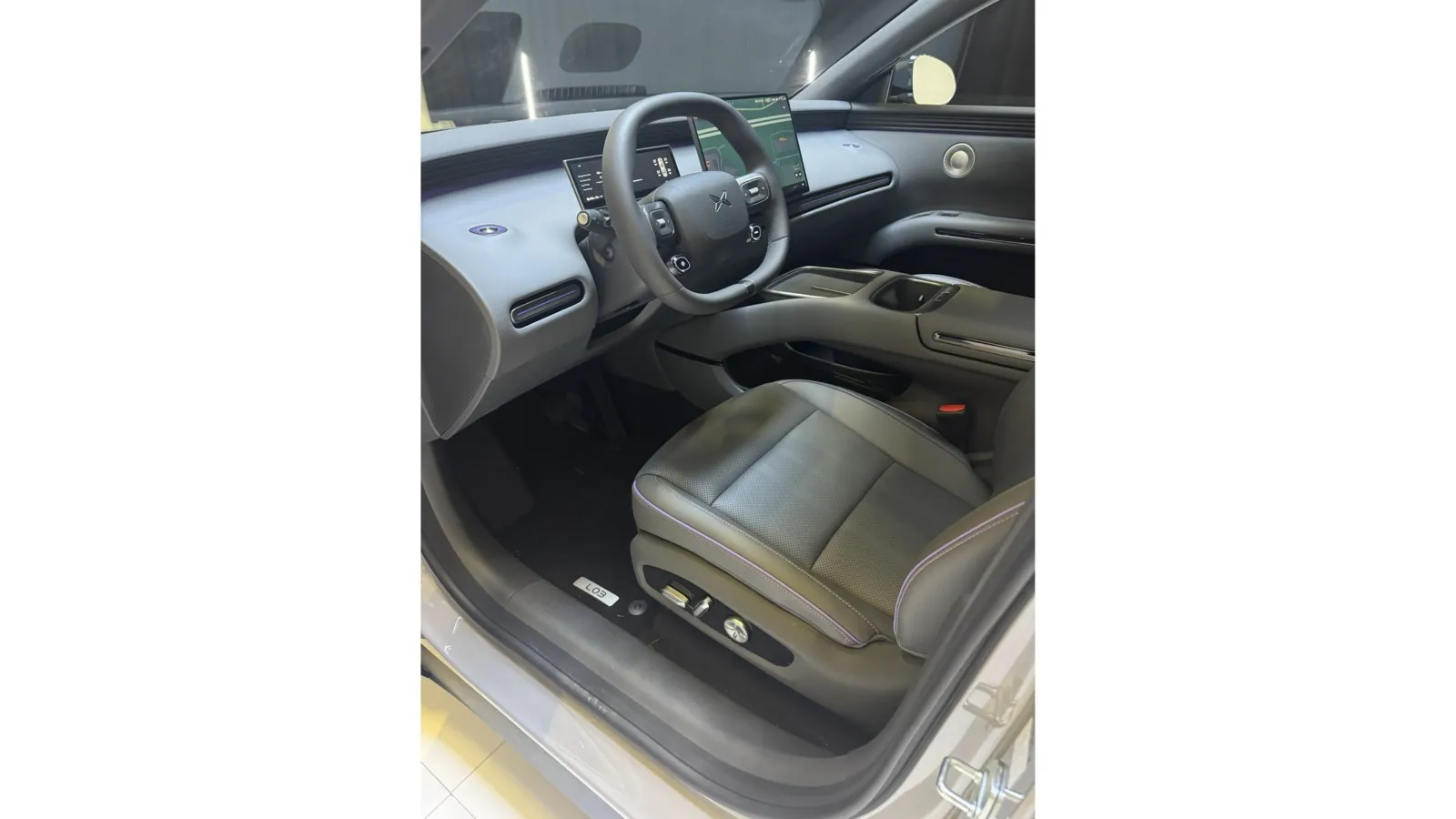 Das Cockpit ist, wie bei Xpeng üblich, digitalisiert. Die Sitze hinterlassen nach einem ersten Kurzkontakt einen guten Eindruck.