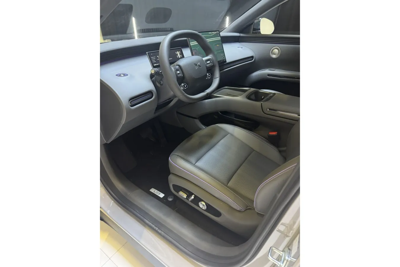Das Cockpit ist, wie bei Xpeng üblich, digitalisiert. Die Sitze hinterlassen nach einem ersten Kurzkontakt einen guten Eindruck.
