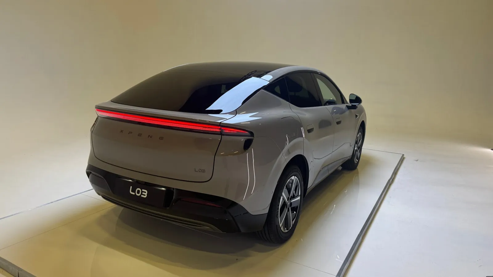 Das coupéartig gezeichnete Dach gibt dem Xpeng L03 eine sportliche Note.