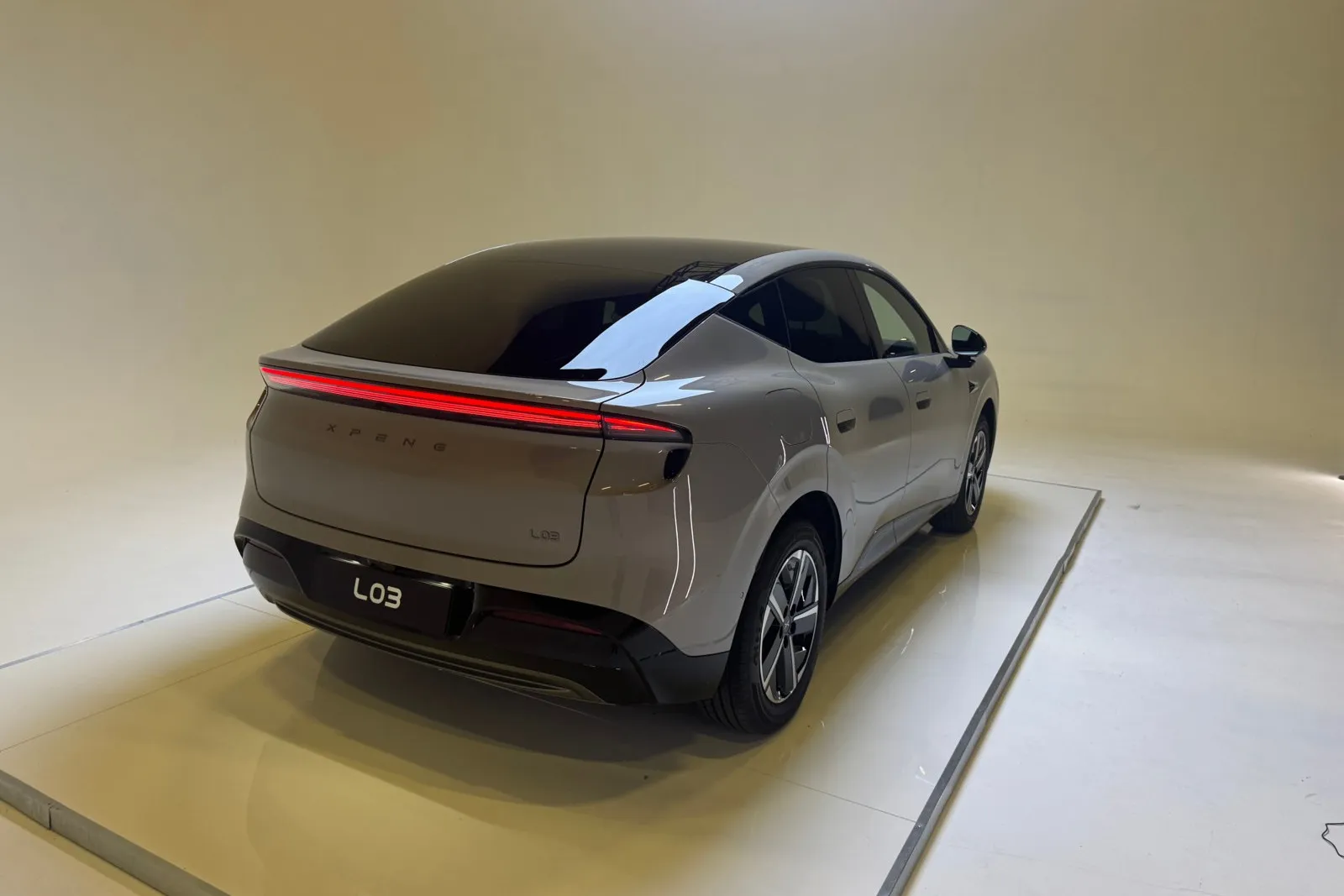 Das coupéartig gezeichnete Dach gibt dem Xpeng L03 eine sportliche Note.