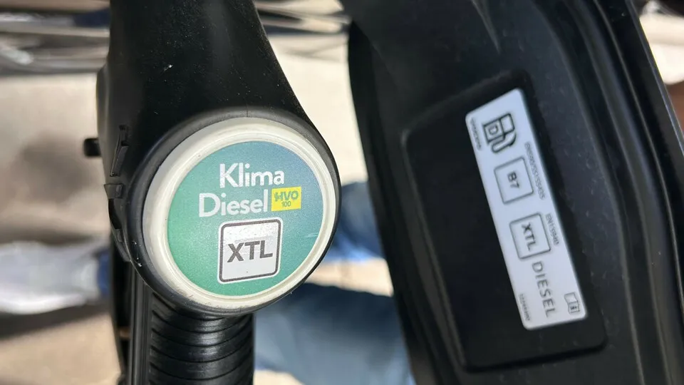 HVO100 ist ein aus Abfallstoffen hergestellter Kraftstoff und wird an über 350 Tankstellen in Deutschland angeboten. Er ermöglicht eine CO2-reduzierte Mobilität.