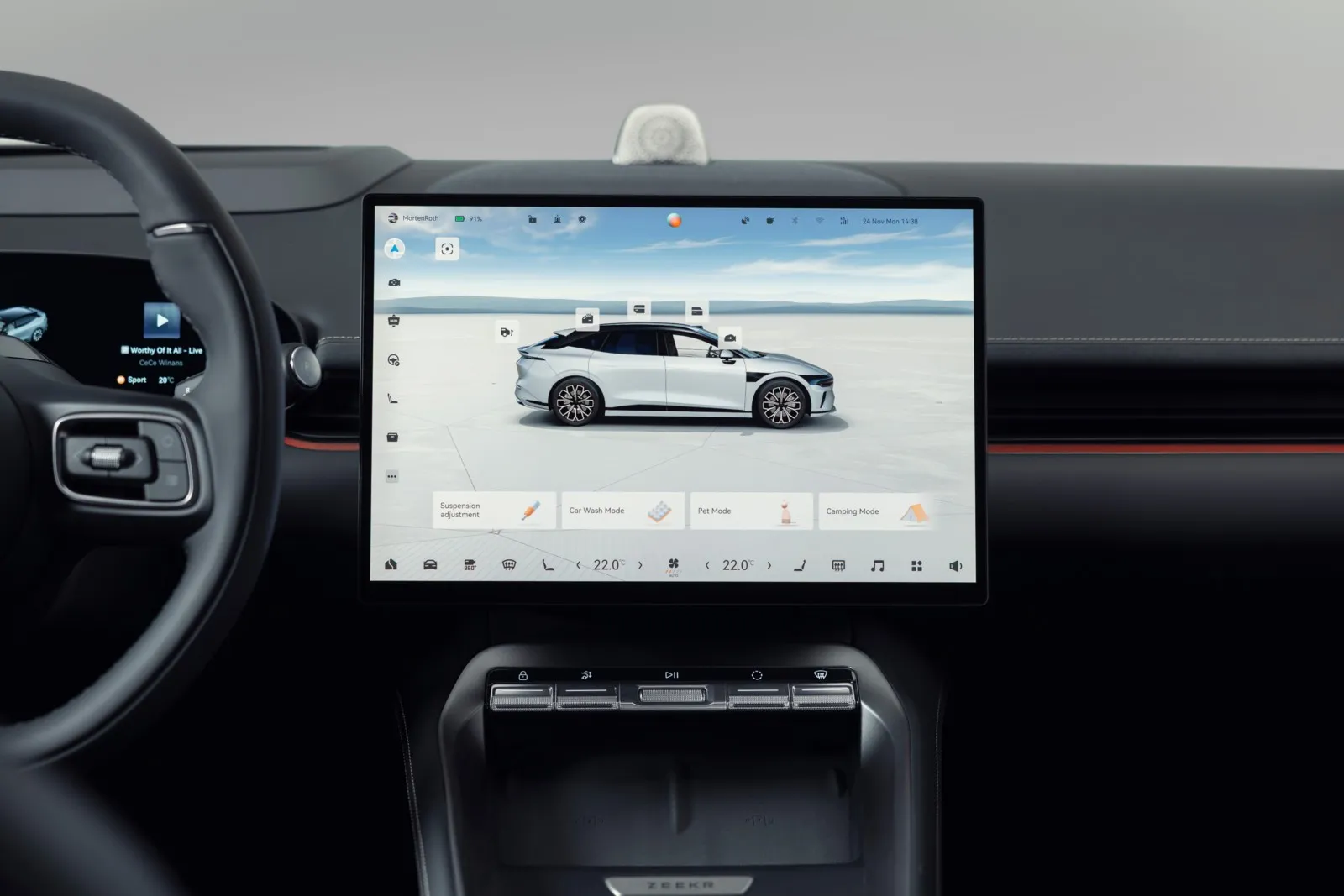 Mittig auf dem Armaturenträger ist ein 15 Zoll großes zentrales Infodisplay platziert.